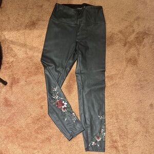 Lysse Embroidered black leather like Leggings - size M
